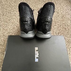 Nike LeBron Witness IV black/iron grey basketball sneakers